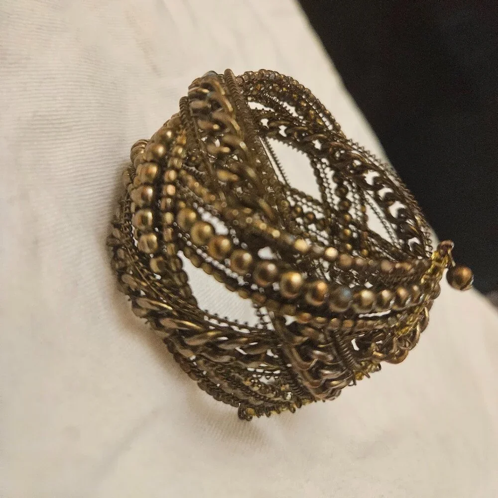 STRETCHABLE BRACELET, BRONZE BEADS AND LINCS ON WIRE, VINTAGE BOHO